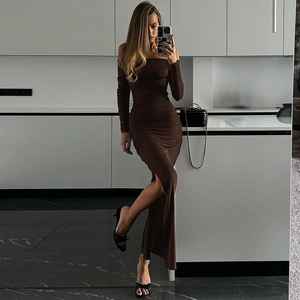 Détail de la robe à épaules dénudées avec fronces, fente latérale et tissu marron