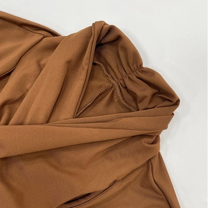 Gros plan d'une robe marron dos nu avec texture nervurée et détails du col croisé