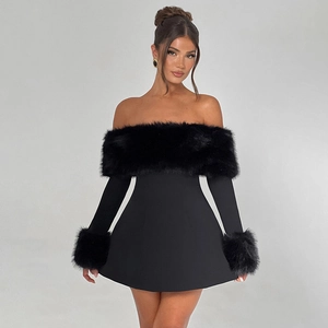 Détail d'une robe noire élégante à épaules dénudées avec bordure en fausse fourrure