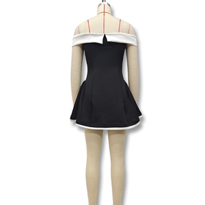 Vista posterior de un minivestido blanco y negro con hombros descubiertos y línea A en maniquí