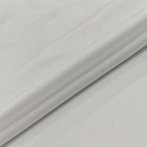 Primer plano de la textura de tela blanca con suave brillo de seda y micro pliegues