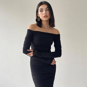 Détail de robe noire élégante à épaules dénudées avec des fronces et manches longues