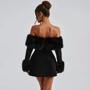 Vue détaillée du dos nu et de la garniture en fausse fourrure sur cette mini robe noire