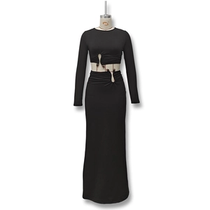 Détail de la robe noire avec découpes latérales à la taille et perles décoratives sombres