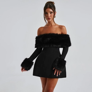 Vue détaillée d'une robe noire épaules dénudées avec de luxueuses bordures en fourrure