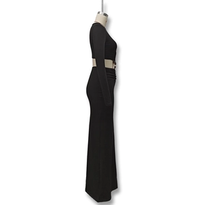 Détail d'une robe ajustée à manches longues avec empiècement beige et boutons décoratifs