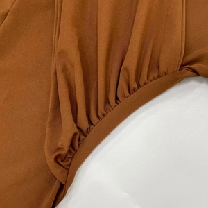 Détail du tissu côtelé fin terre cuite avec coutures élastiques froncées élégantes
