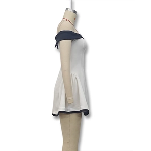 Vista lateral del mini vestido blanco con hombros descubiertos, ribete azul y falda plisada
