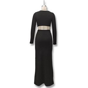 Détail de l'ensemble haut court à manches longues et jupe sirène taille haute noire