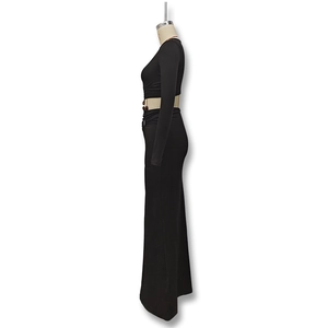 Détail du crop top noir à manches longues avec cordon et jupe longue moulante