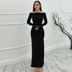 Robe longue moulante noire à épaules dénudées et fronces élégantes pour femme