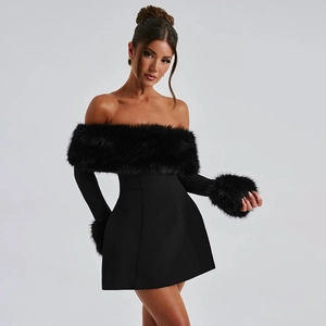 Détail d'une robe noire à épaules dénudées avec bordure en fausse fourrure et coupe en A