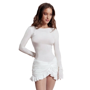 Conjunto ajustado de body de manga larga y minifalda con volantes y nudo en color blanco