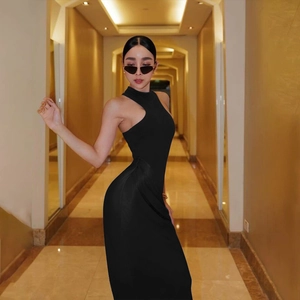 Robe longue moulante sans manches avec découpe asymétrique et col montant élégant