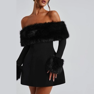 Détail du col et des poignets en fausse fourrure noire sur une robe à épaules dénudées