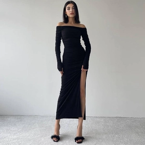Détail d'une robe noire à épaules dénudées avec fronces et fente latérale haute