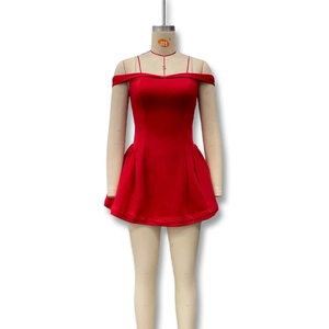 Detalle del mini vestido rojo con hombros descubiertos, tirantes finos y falda plisada