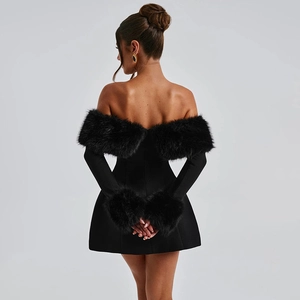 Vue arrière d'une mini robe noire à épaules dénudées avec détails en fausse fourrure