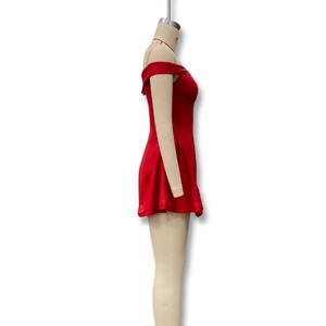 Detalle de vestido skater rojo con hombros descubiertos en maniquí visto de perfil lateral