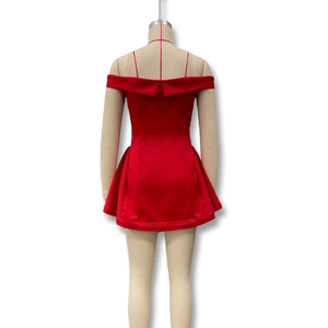 Vista trasera de un elegante vestido rojo con hombros descubiertos y falda plisada corta