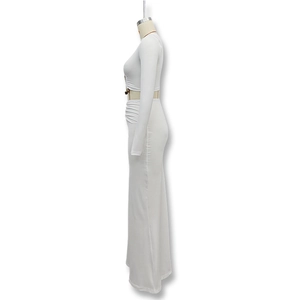 Détail d'un ensemble blanc deux pièces avec crop top col V et jupe longue froncée