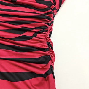 Detailansicht des rot-schwarzen Zebra-Kleides mit seitlicher Raffung am Stoff