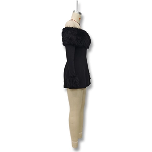 Détail d'une robe noire à épaules dénudées avec bordure en fausse fourrure douce