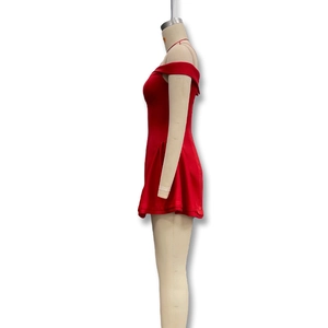 Vista lateral de vestido corto rojo con hombros descubiertos y corte ajustado en cintura