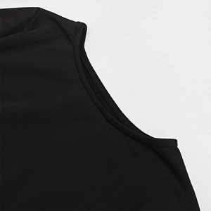 Gros plan sur tissu tricoté noir montrant des coutures doubles précises et finitions nettes