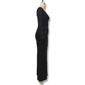 Gros plan sur la robe moulante noire avec détails froncés et texture plissée élégante