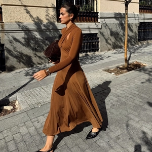 Robe élégante marron caramel à manches longues avec un col licou croisé stylé