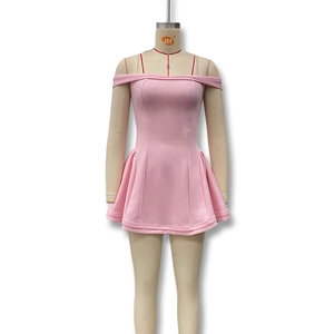 Detalle de vestido corto rosa con hombros descubiertos, falda plisada en A y cintura ceñida
