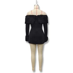 Détail du dos d'une robe noire à épaules dénudées avec une bordure en fausse fourrure