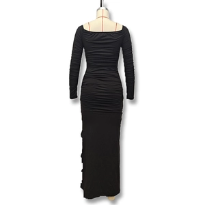 Détail de la texture froncée noire et de l'élégante robe à manches longues et col bardot