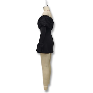 Détail de la robe courte épaules dénudées avec bordure en fausse fourrure noire au col