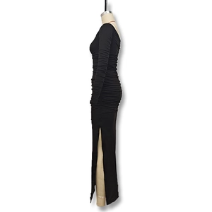 Vue détaillée d'une robe moulante noire avec fente latérale et texture froncée