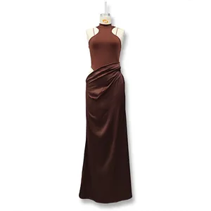 Détails de la robe en satin marron avec des plis drapés élégants et une coupe ajustée