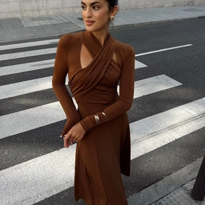 Détail du décolleté croisé et des épaules dénudées sur une robe midi marron ajustée