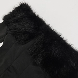 Détail du col en fausse fourrure noire sur une robe élégante à épaules dénudées