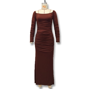 Détail de la robe maxi froncée marron foncé avec fines bretelles et décolleté carré chic
