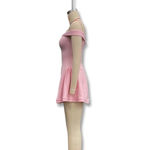 Vista lateral del vestido rosa ajustado con hombros descubiertos y falda de vuelo