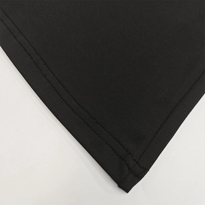 Détail de la couture à double aiguille sur un tissu en maille noire de haute qualité