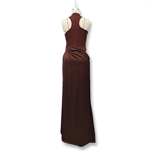 Détail de la robe licou marron café avec fronces latérales élégantes et tissu soyeux