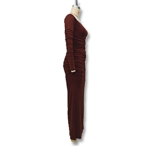 Vue détaillée du design froncé latéral et de la coupe ajustée de cette robe marron
