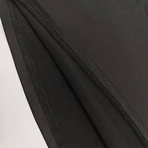 Gros plan détaillé montrant les coutures doubles sur un tissu en maille noire