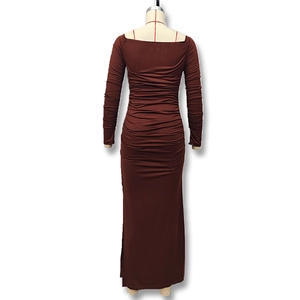 Détail de la texture froncée et du design à épaules dénudées sur la robe longue chocolat