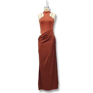 Détail de la robe licou rouge rouille montrant la taille découpée et les plis élégants