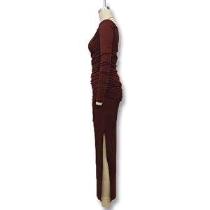 Détail du drapé plissé et de la fente latérale haute sur cette robe moulante marron