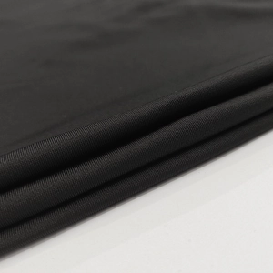 Vue macro détaillée de la texture du tricot noir de qualité et du matériau doux plissé