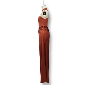 Détail du haut licou sans manches rouge rouille et de la jupe longue avec drapé latéral